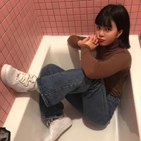 Tak hanya itu, tubuhnya yang mungil juga semakin mengidentikan dirinya dengan pelantun Bbibbi ini. Foto: Instagram