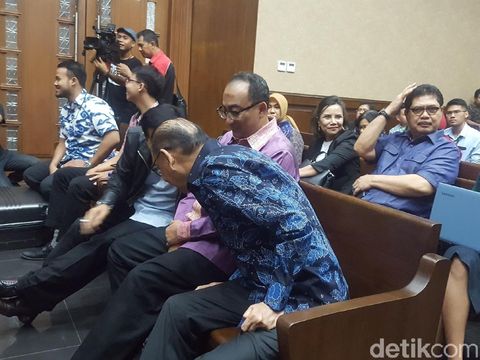 Sebelum Sidang, Novanto Bisik-bisik dan Tertawa Bareng Penyuap Eni