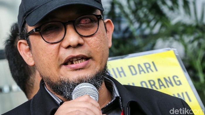 Aktivis antikorupsi dan wadah pegawai (WP) KPK memperingati 500 hari penyerangan kepada penyidik KPK Novel Baswedan di gedung KPK, Jakarta, Kamis (1/11).