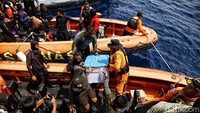Pencarian black box dilakukan juga dengan menurunkan ROV dari Kapal Riset Baruna Jaya I. ROV pada pagi tadi sudah menangkap gambar serpihan pesawat dan kain syal milik penumpang di dasar laut. Petugas juga membawa ping locator untuk menangkap sinyal yang dipancarkan black box.