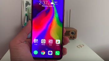 Mengusung layar penuh tanpa notch, alhasil rasio screen to body mencapai 91,5%. Layar ponsel ini memakai teknologi AMOLED berukuran 6,39 inch dengan resolusi Full HD+. Oh ya, pemindai sidik jarinya tertanam di layar. Foto: Gizchina