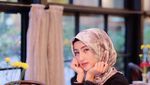 Cantiknya Dokter Nadia Alaydrus Saat Minum Es Kelapa di Pinggir Pantai