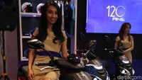 Dua orang SPG memperkenalkan Peugeot Speedfight 125 cc.