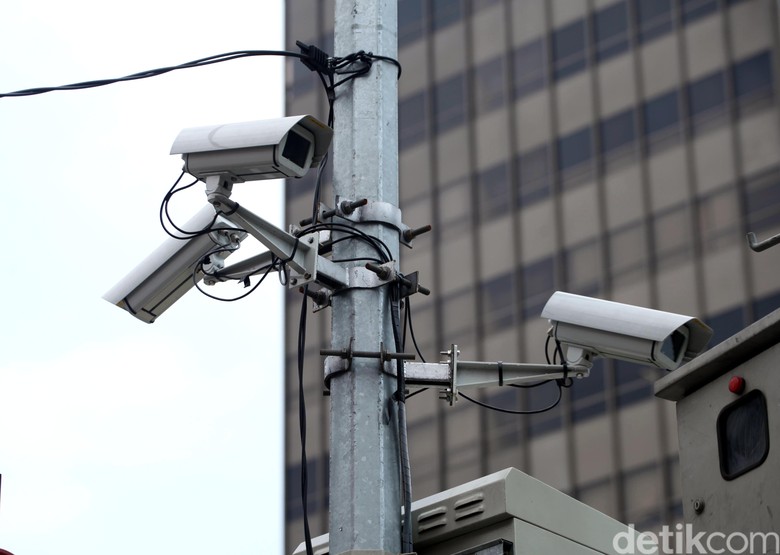 E-TLE, tilang yang pelanggarannya ditangkap oleh kamera CCTV. Foto: Lamhot Aritonang E-TLE, tilang yang pelanggarannya ditangkap oleh kamera CCTV. Foto: Lamhot Aritonang