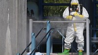 Petugas kesehatan di Amerika Serikat menyemprotkan cairan disinfektan ketika petugas yang kembali dari Afrika Selatan terinfeksi virus Ebola. (Foto: Getty Images)