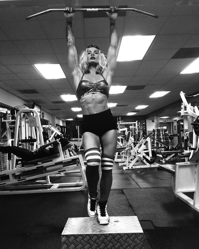 TMZ melaporkan, Mandy Blank yang juga populer di Instagram sebagai fitness influencer ini ditemukan oleh pembantu rumah tangganya di dalam bathtub dalam keadaan tidak sadarkan diri. Sang asisten rumah tangga kemudian menghubungi 911. Dan saat tiba di lokasi kejadian, tim paramedis menyatakan wanita berusia 42 tahun itu sudah meninggal dunia. Foto: Dok. Instagram Mandy Blank