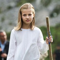 Di usia 9 tahun, Leonor telah mengemban tugas kerajaan dengan tur ke beberapa kota di Spanyol. Ia pun telah diasah kemandiriannya dengan mengikuti summer camp di Ameria Serikat bersama sang adik Putri Sofia (11) beberapa waktu lalu.  Foto: Getty Images