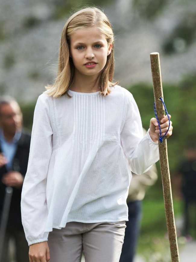 Di usia 9 tahun, Leonor telah mengemban tugas kerajaan dengan tur ke beberapa kota di Spanyol. Ia pun telah diasah kemandiriannya dengan mengikuti summer camp di Ameria Serikat bersama sang adik Putri Sofia (11) beberapa waktu lalu.  Foto: Getty Images