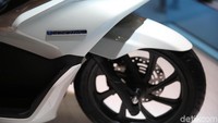 Salah satu pembedanya adalah terdapat emblem bertuliskan Electric di bagian kanan-kiri depan. Foto: Agung Pambudhhy
