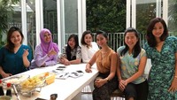Karena kecelakaan itu, Laura alami luka parah sampai pernah harus berjalan dengan tongkat. Ini momen Laura bersama teman-teman pramugarinya saat makan bersama. Foto: Instagram lauralazarus
