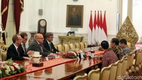 Dalam pertemuan itu Jokowi didampingi Menteri Energi dan Sumber Daya Mineral Ignasius Jonan dan Kepala Badan Koordinasi Penanaman Modal ( BKPM) Thomas Trikasih Lembong.