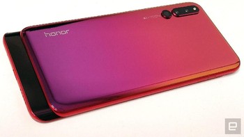 Honor memasang tiga kamera belakang pada jagoan terbarunya ini. Masing-masing meliputi kamera RGB 16 MP dengan aperture f/1.8, kamera monochrome 24 MP dengan aperture f/1.8 dan kamera wide-angle 16 MP dengan f/2.2. Foto: Engadget