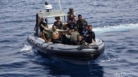 Saat para penyelam berhasil menemukan dan membawa Black box Lion Air JT610 dari dalam laut.