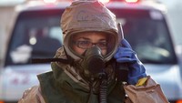 Pakaian hazmat petugas kesehatan di Israel. Beberapa pakaian hazmat dibagi per kategori sesuai kemampuannya melindungi pemakai dari ancaman materi cairan, gas, dan radiasi. (Foto: Getty Images)