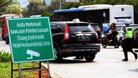 Polisi bersiaga di sejumlah titik untuk melakukan penindakan terhadap para pengendara yang terekam melanggar lalu lintas dari sistem tilang elektronik (E-TLE).
