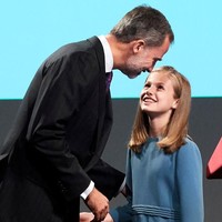 Pembacaan pidato tersebut disaksikan oleh kedua orangtuanya, Raja Felipe V dan Ratu Letizia. Di akhiri dengan kecupan manis dari sang ayah di pipinya yang tampak bangga dengan si kecil yang tubuh jadi gadis remaja.  Foto: Getty Images