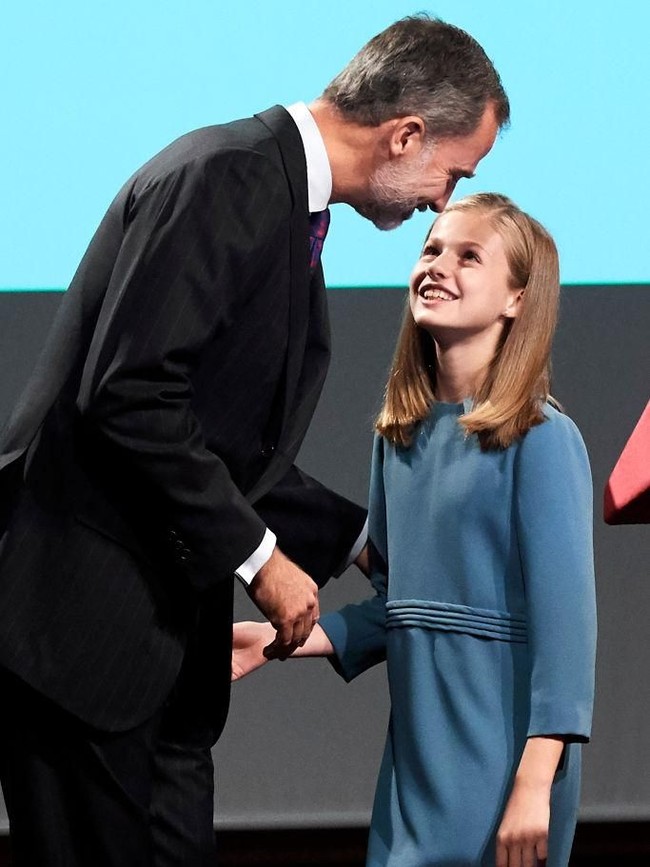 Pembacaan pidato tersebut disaksikan oleh kedua orangtuanya, Raja Felipe V dan Ratu Letizia. Di akhiri dengan kecupan manis dari sang ayah di pipinya yang tampak bangga dengan si kecil yang tubuh jadi gadis remaja.  Foto: Getty Images