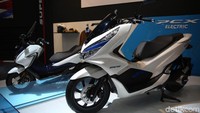 Berkaca pada PCX Electric yang dikenalkan di Tokyo Motor Show tahun lalu, Honda PCX Electric ini bertenagakan baterai Li-ion yang bisa ditukar. Foto: Agung Pambudhhy