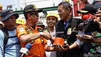 Kabasarnas Marsekal Madya M Syaugi menyerahkan FDR Lion Air PK-LQP kepada investigator KNKT, Bambang Irawan di Kapal Baruna Jaya I, Kamis (1/11/2018).