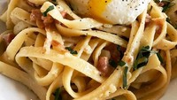 Kalau suka telur ceplok, fettuccine yang satu ini pasti bikin ngiler. Lelehan kuning telur yang setengah matangnya berpadu dengan fettuccine carbonara dan daging cincang. Nyam! Foto: Instagram holygtoledo