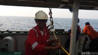 Petugas di Kapal Riset (KR) Baruna Jaya I milik Badan Pengkajian dan Penerapan Teknologi (BPPT) bersiap melakukan pencarian Lion Air pada Kamis (1/11/2018). Fotografer: Matius Alfons/detikcom