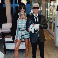 Penampilan ala desainer kondang Karl Lagerfeld menjadi pilihan Ryan Seacrest . Sang presenter kenamaan itu tampil lengkap dengan kacamata hitam dan sarung tangan khas perancang Chanel itu. Tidak ketinggalan boneka kucing di tangannya. (Foto: Instagram)