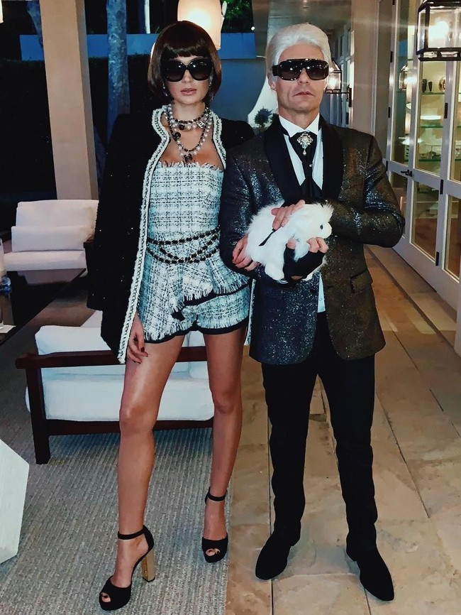 Penampilan ala desainer kondang Karl Lagerfeld menjadi pilihan Ryan Seacrest . Sang presenter kenamaan itu tampil lengkap dengan kacamata hitam dan sarung tangan khas perancang Chanel itu. Tidak ketinggalan boneka kucing di tangannya. (Foto: Instagram)