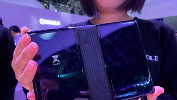 Penampakan bagian belakangnya dengan bagian tengah untuk melipatnya. Foto: Gizchina