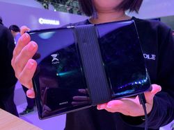 Menggenggam Ponsel Layar Lipat Pertama Sejagat