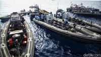 Sejumlah perahu menyisir lokasi diduga jatuhnya pesawat Lion Air PK-LQP dengan nomor penerbangan JT 610.