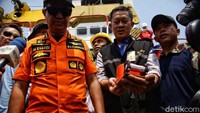 FDR yang sudah ditemukan ini merekam data-data penerbangan. Alat ini merekam data-data teknis pesawat seperti ketinggian, kecepatan, putaran mesin, radar, auto pilot dan lain-lain. Ada 5 sampai 300 parameter data penerbangan yang direkam dalam black box ini.