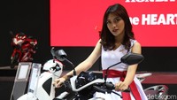 Usher atau SPG cantik di IMOS 2018 ini menjadi pemanis di motor-motor yang dipajang.