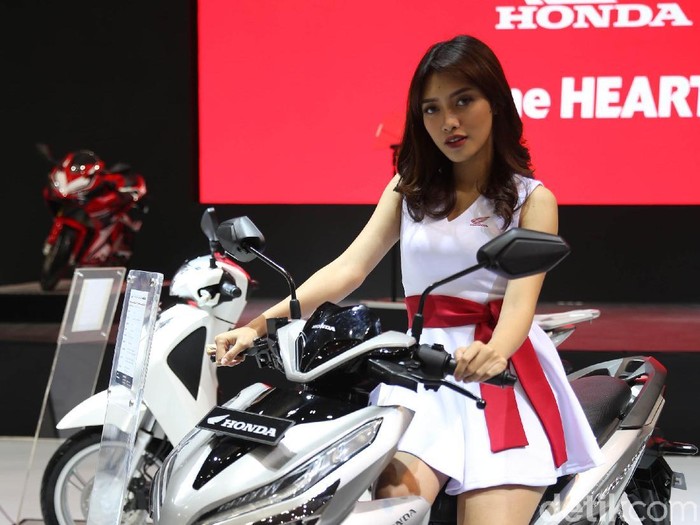 Salah satu yang menarik perhatian di Indonesia Motorcycle Show (IMOS) 2018 yakni deretan gadis-gadis pemanis yang sanggup bikin hati adem. Setuju?