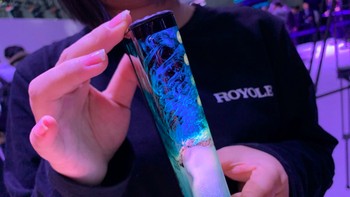 Ponsel ini cukup mahal, dijual mulai USD 1.290 sampai USD 1.863. Royole menyatakan akan ada 3 babak flash sale FlexPai di China pada 1 November ini untuk tahap penjualan perdana. Foto: Gizchina