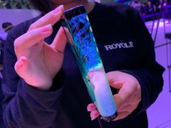 Menggenggam Ponsel Layar Lipat Pertama Sejagat