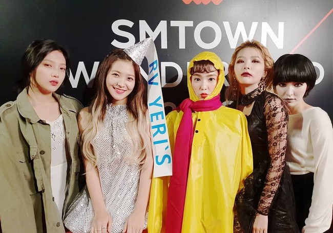 Semua anggota Red Velvet hadir dalam pesta Halloween SM Entertainment 2018. Joy berdandan sebagai karakter Chun Woo Hee di film The Wailing, Yeri sebagai permen cokelat Hershey, Irene sebagai gadis berjas hujan di Gag Concert, Seulgi sebagai vampire, dan Wendy sebagai setan Toshio. Foto: Instagram @smtown