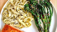Kalau suka fettuccine yang kering, kreasi yang satu ini bisa jadi pilihan. Fettuccine bertabur keju parmesannya disandingkan dengan salmon panggang. Foto: Instagram mealpreprecipes