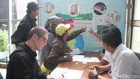 Loket pendaftaran wilayah Jakarta Barat : Lokasi lantai dasar Block B di loby utama sebelah kanan pintu masuk kantor walikota Jakarta Barat. 