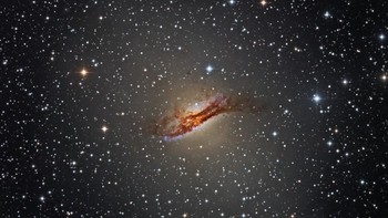 Karya finalis kategori Galaxies - Karel Teuwen. 20-inch Officina Stellare RILA telescope, Astrodon Gen2 Tru-Balance E-series LRGB filters, SkyVision Nova120 mount, FLI PL16803 camera, 2500 mm f/5, 12 hours through LRGB filters. Foto: Royal Museums Greenwich