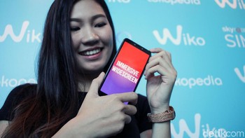 Dengan Layar 5.45 dan Rasio 18:9 membuat pegguna menjadi lebih leluasa saat browsing, membaca e-book, menonton video, bermain games dan lain-lain. (Foto: detikINET/Rifkianto Nugroho)
