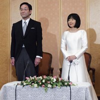 Setelah Putri Masako, Putri Sayako menjadi anggota kekaisaran Jepang berikutnya yang melepas statusnya sebagai bangsawan. Putri Sayako merupakan anak bungsu dari penguasa Jepang, Kaisar Akihito. Pada usia 36 tahun, Sayako menjadi wanita keenam dalam anggota keluarga kekaisaran Jepang yang dinikahi pria biasa sejak adanya Imperial Household Law yang ditetapkan pada 1947. Sayako naik pelaminan dengan seorang perencana tata kota, Yoshiki Kuroda, pada 15 November 2005. (Foto: AFP/Getty Images)