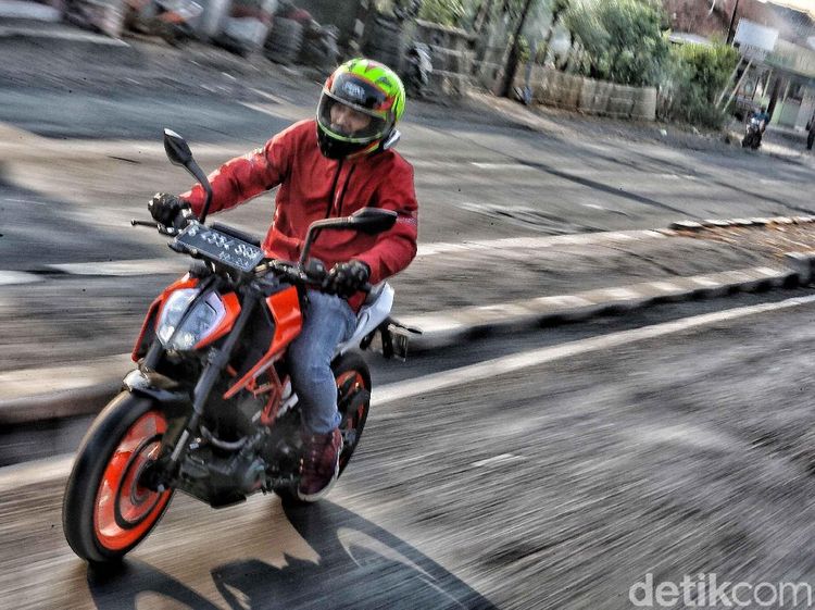 Ngegas dengan KTM di Jalur Pantura