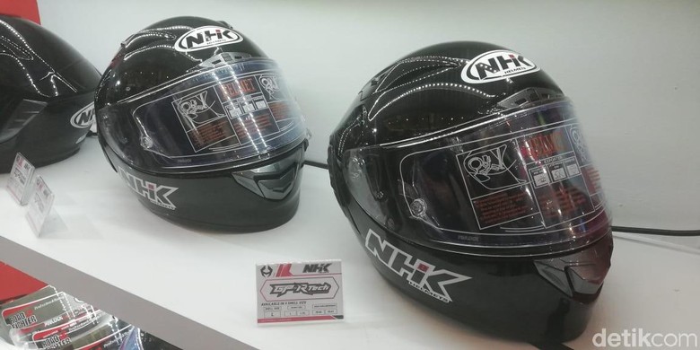 Helm MotoGP Merek NHK Mulai Dijual, Harganya Rp 2 jutaan. Foto: Rizki Pratama Helm MotoGP Merek NHK Mulai Dijual, Harganya Rp 2 jutaan. Foto: Rizki Pratama