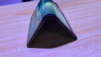 Ia bisa juga berwujud seperti tenda ini. Dalam keadaan direntangkan, ketebalannya cuma sekitar 7 mm. Namun ketika dilipat, karena tidak bisa benar-benar datar, ketebalannya menjadi 17 mm. Foto: Gizchina