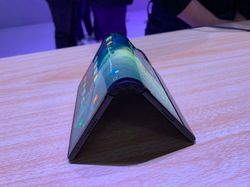 Menggenggam Ponsel Layar Lipat Pertama Sejagat