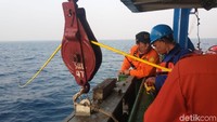 Pertugas dari BPPT, TNI AL hingga KNKT terlihat berada di ruangan layar pemantau ROV. Mereka tampak serius mengamati pergerakan tangkap kamera ROV di layar tersebut. Fotografer: Matius Alfons/detikcom