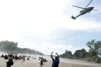 Helikopter polisi Meksiko terbang di atas para imigran yang hendak menuju AS yang tengah menyeberangi Sungai Suchiate yang jadi perbatasan Guatemala dan Meksiko