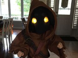 Ini Kostum Halloween Populer di Internet, Seram Campur Lucu!