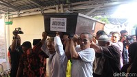 Surtiyem, ibu korban yang baru turun dari ambulans usai mendampingi jenazah anaknya dari Jakarta itu langsung pingsan tak kuasa menahan kesedihannya. Tubuhnya pun akhirnya harus dibopong kerabat untuk masuk ke rumahnya.