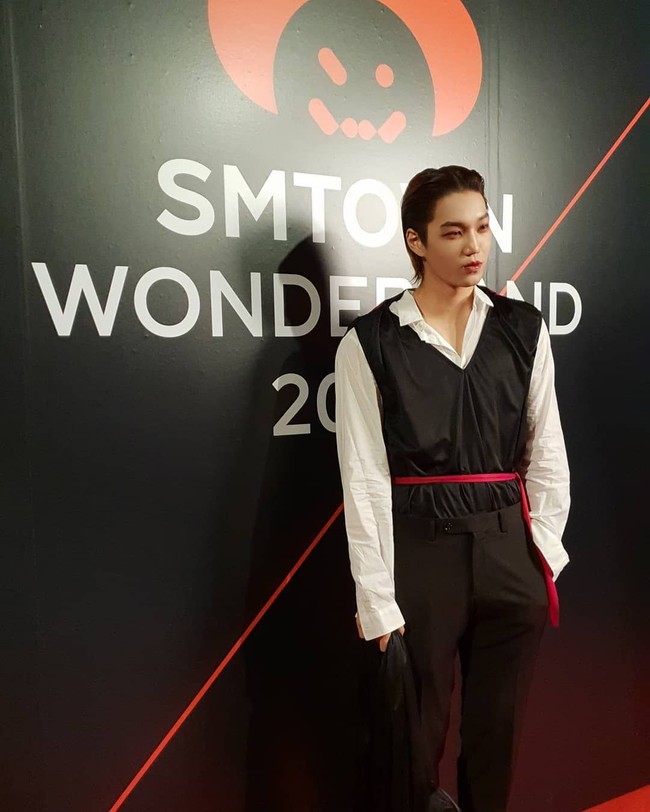 Bukannya seram, Kai EXO malah membuat para penggemar meleleh karena ketampanannya sebagai drakula yang justru terlihat seksi. Foto: Instagram @smtown